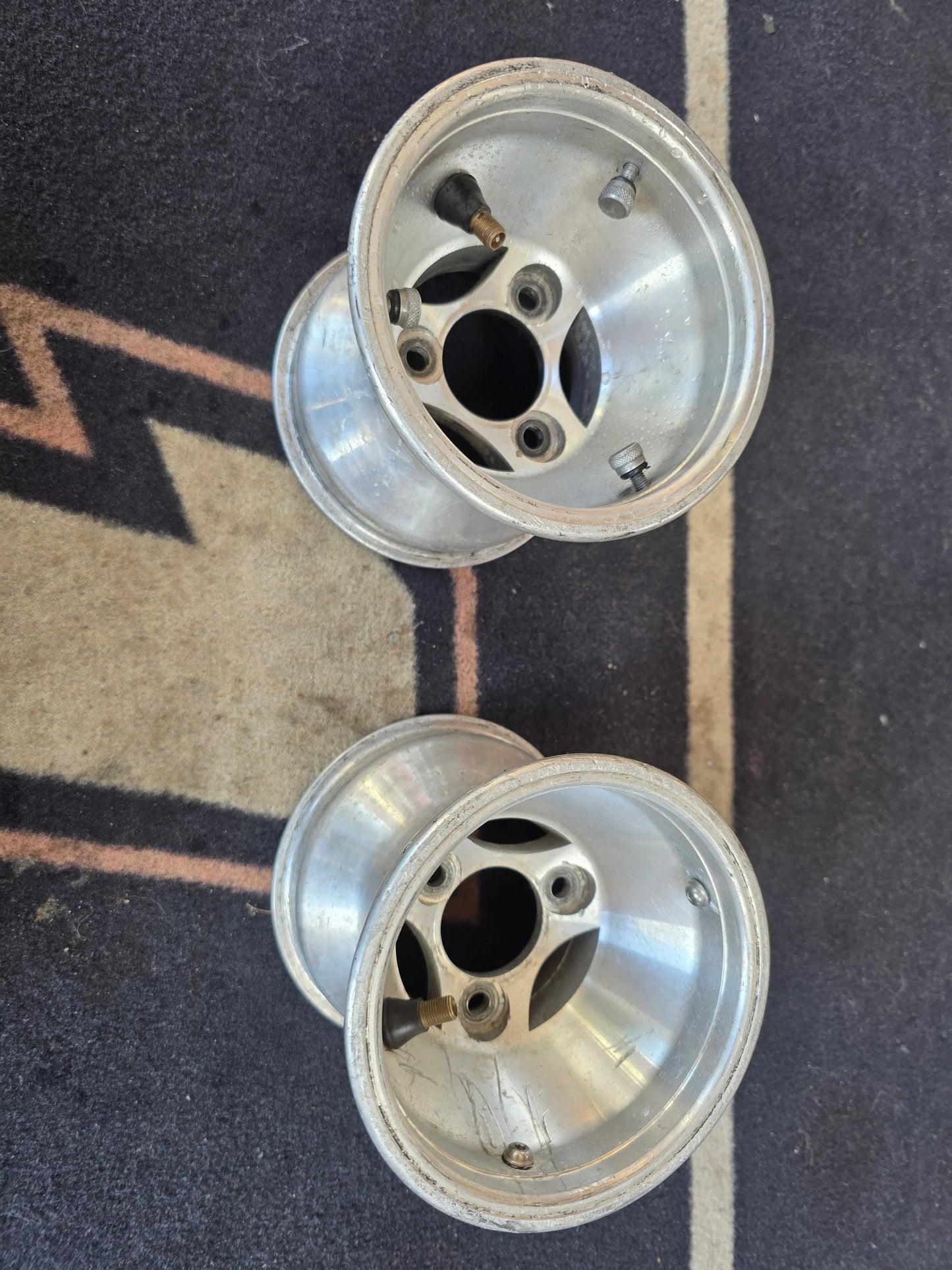 Rabljen komplet sprednjih aluminijastih platišč z vijaki 130 mm