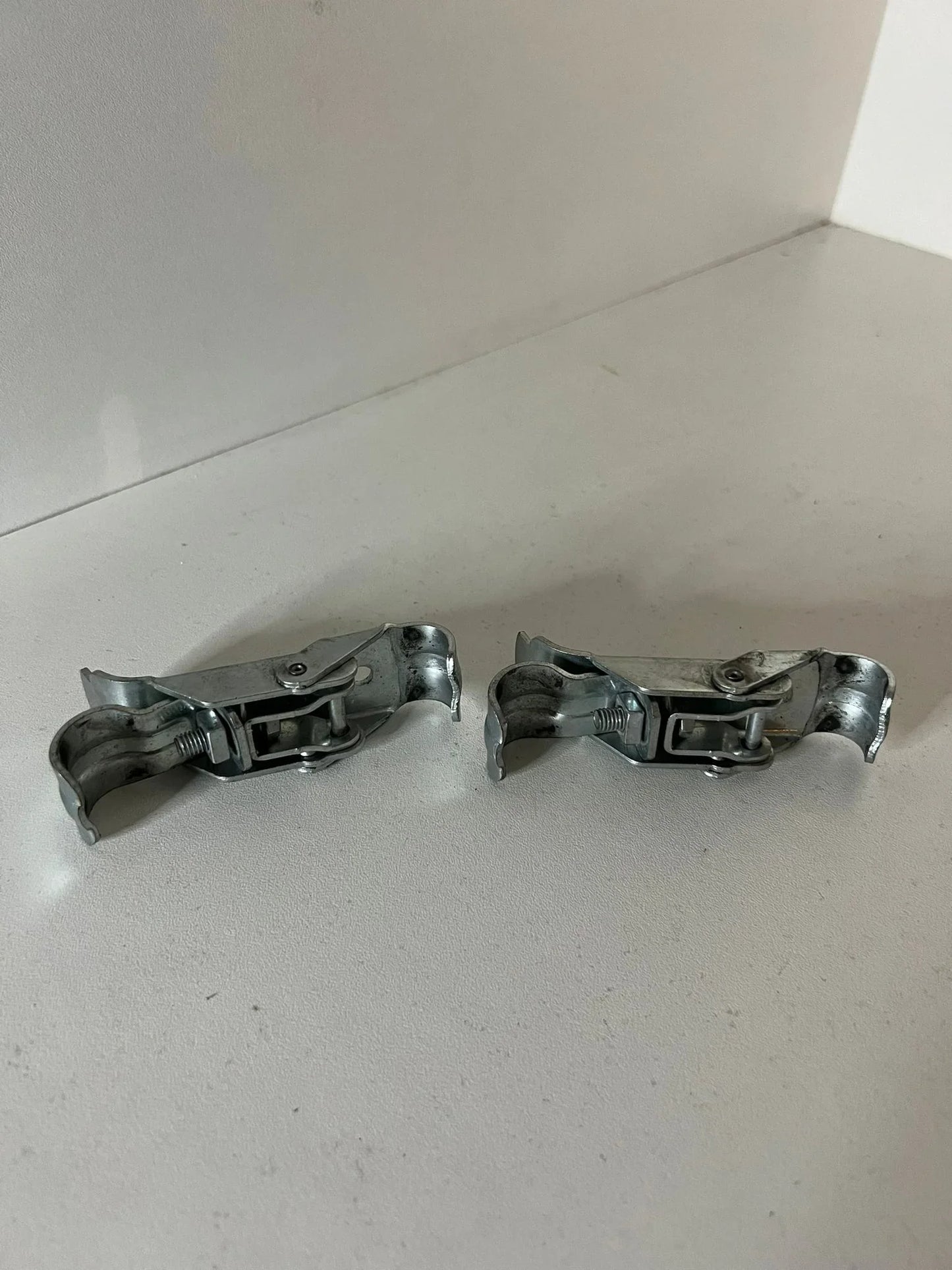 Употребяван комплект скоби за предна броня KG